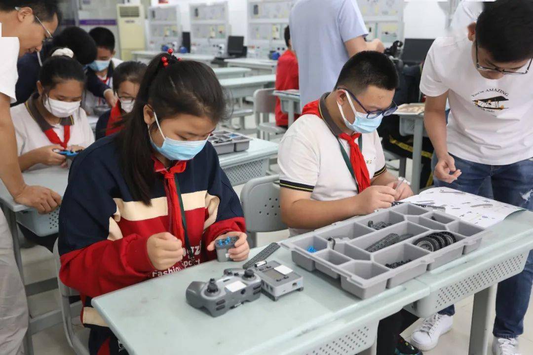 紧密联合互助双赢记强校工程初中生职业体验活动