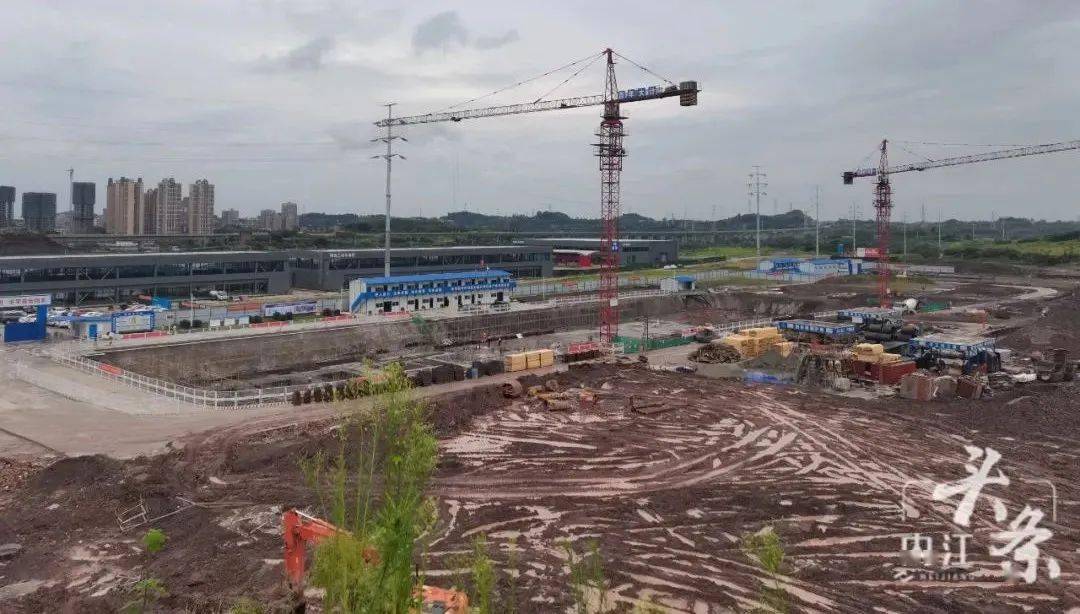 内江国际物流港保税物流中心(b型)项目建设现场看到,天空虽然飘着小雨