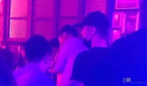 蒋劲夫近照，身材壮硕腿部纹身抢镜，网友：打