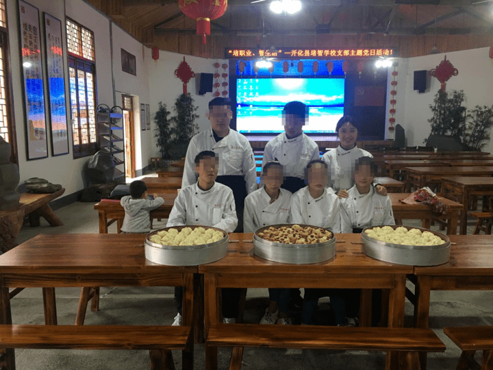 学校在毕业生回访中发现了一大批刚毕业的学生都面临着两大类问题,一