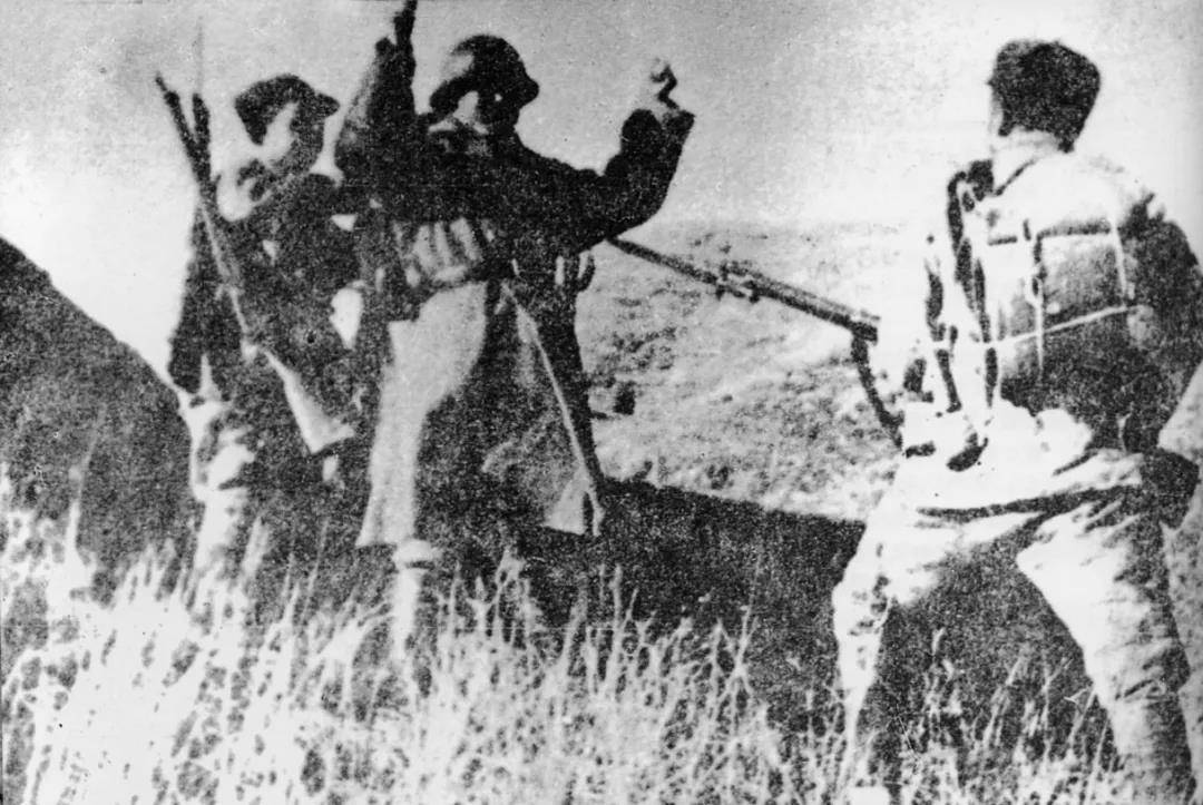 口罩|“哭湿了口罩”的《八佰》背后，这段真实的历史比电影更加直击人心……