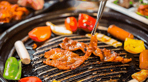 商家|99元抢原价260元「三哥院子地锅烤肉」4-6人餐！烤牛肉、烤五花肉、烤培根、烤翅中、烤鱿鱼……红遍哈尔滨的地锅烤肉快来试试！