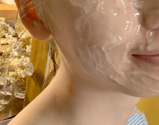 白成|黄轩录一天综艺就“黑化”，为啥同行的乔欣能躲过烈日，白成一道光？