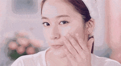 精华|美妆亲测丨脸颊上妆开始起皮了？换季期教你30秒选对保湿精华