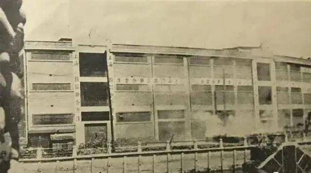 口罩|“哭湿了口罩”的《八佰》背后，这段真实的历史比电影更加直击人心……