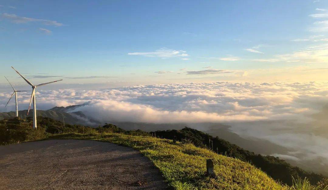 秋日的罗定风车山云海如同仙境.