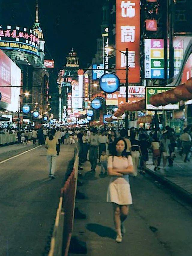 上海市南京路夜景,图左为华联商厦,1998年.