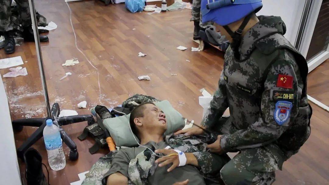 面对急救台上战友心电图变平的那条线,痛哭和满脸的热泪…… ▼