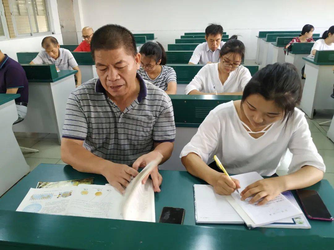 各位老师对教学过程进行了积极讨论,卢相瑜老师和黄胜清老师作为代表