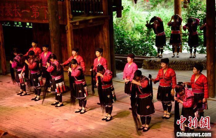 9月26日,在广西桂林市龙胜各族自治县龙脊镇黄洛瑶寨歌舞场,瑶族群众