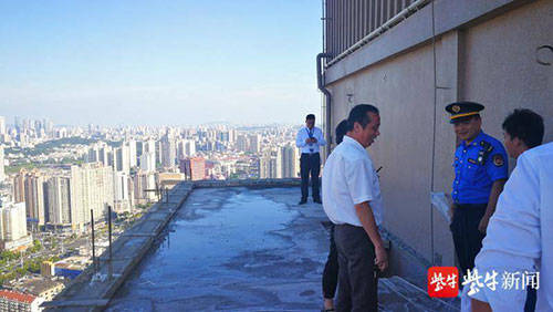 高空|高档小区冒出100多米高空违建，城管部门及时拆除