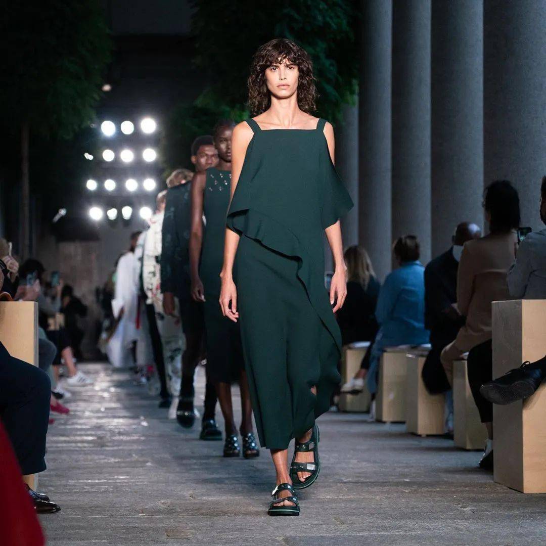 米兰|米兰时装周才举办两天,就有模特新冠阳性了!