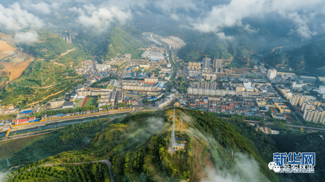 图为无人机视角下的陕西延安黄龙县城.