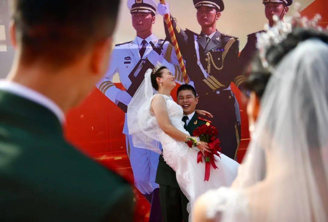 14对新人组团结婚!快来看看最美军嫂吧