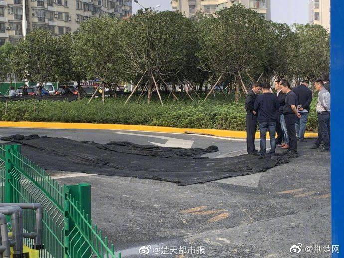 紧急提醒!武汉光谷转盘路面塌陷,民族大道临时交通管制