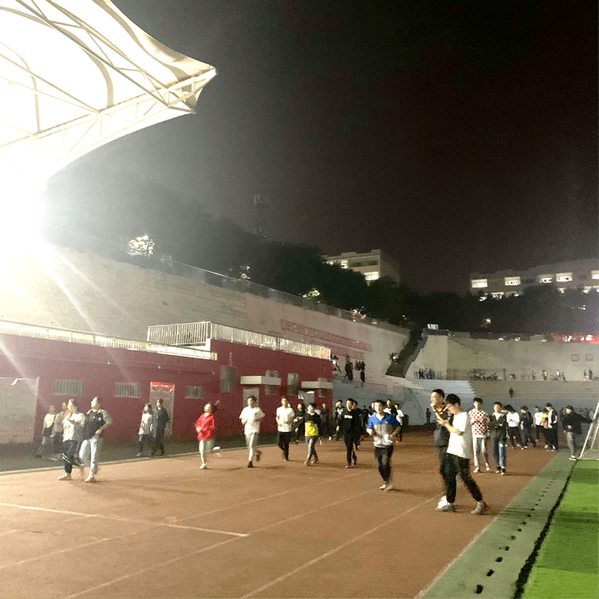 晚上的大学操场 c0da9fcdfe9141d7bf6934e2d48ccc91.png