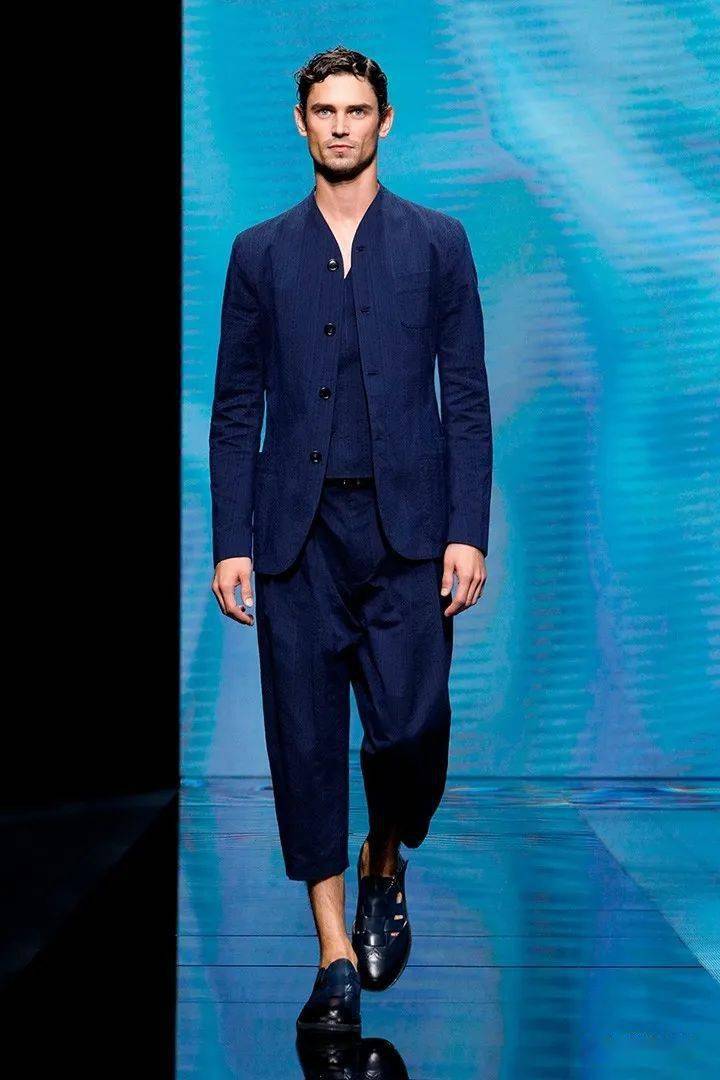 秀场直击giorgio armani2021春夏男女装系列表现出跳脱审美束缚的男装