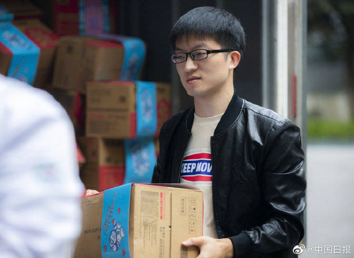 刘野|凭实力得奖！重庆学霸1万瓶饮料送抗疫医护