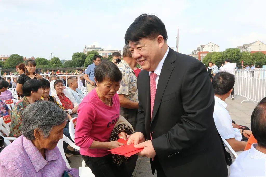 朱建农向飞达村民发中秋慰问红包.