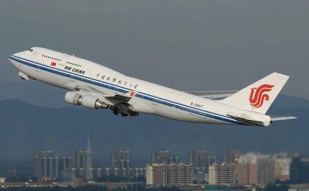 波音747-400型拥有众多子型号,如400基本型,400combi(客货混合型,400