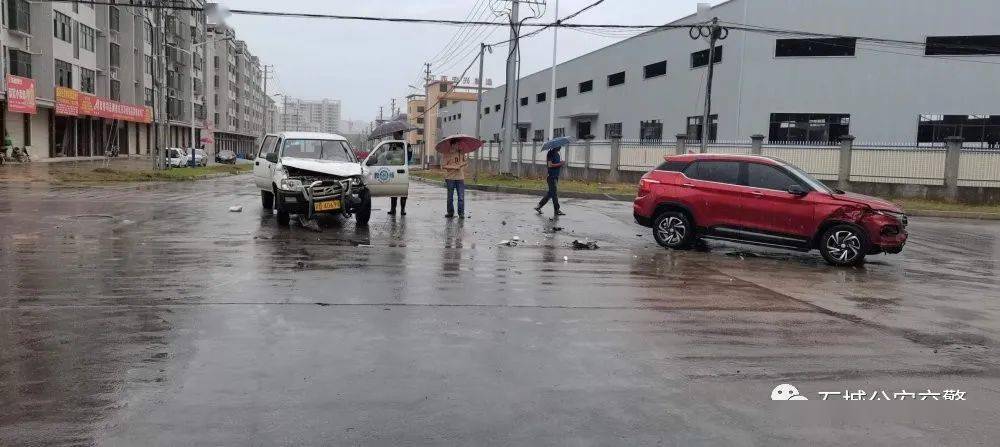 雨天路滑石城近期发生几起交通事故