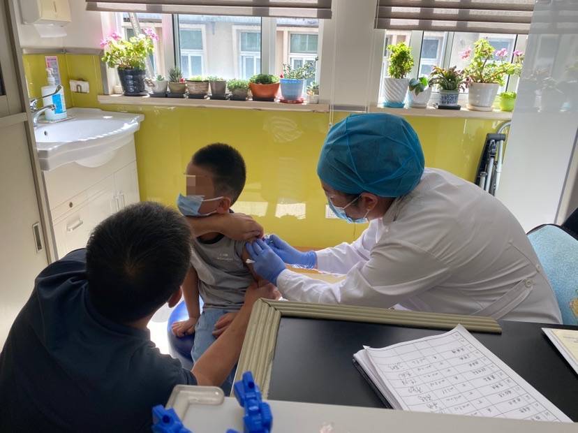 流感|宝宝还没来得及哭记者直击流感疫苗接种：几秒钟完成注射