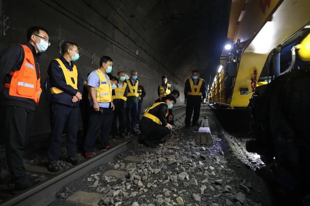 吸污车自7月25日首次在国家能源集团朔黄铁路原平分公司石河口隧道成