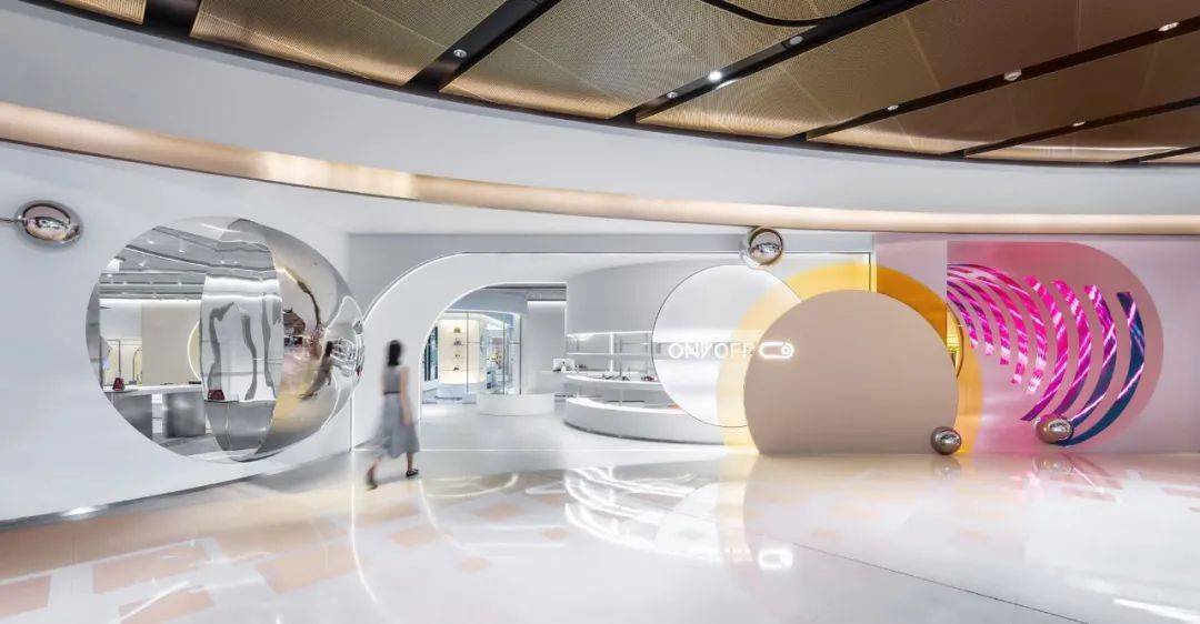 大牌|BFC的2楼变身沉浸式T台,吸引100+位博主来看秀!