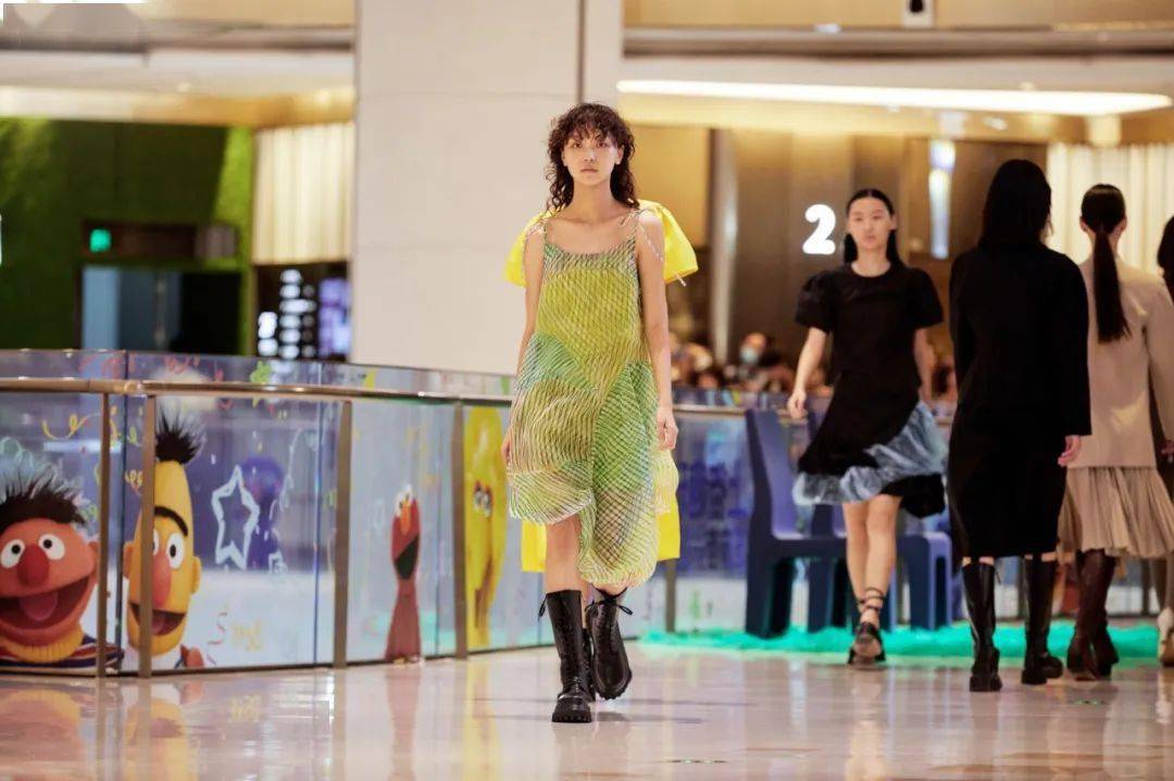 大牌|BFC的2楼变身沉浸式T台,吸引100+位博主来看秀!