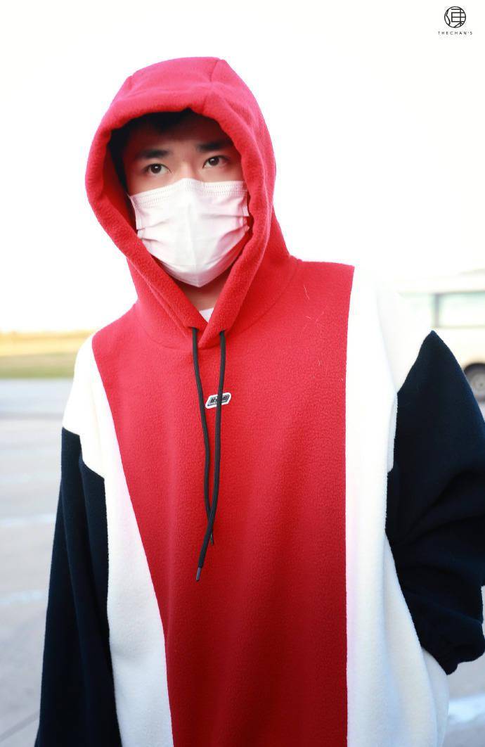 易烊千玺今日机场look 这个小红帽有点酷