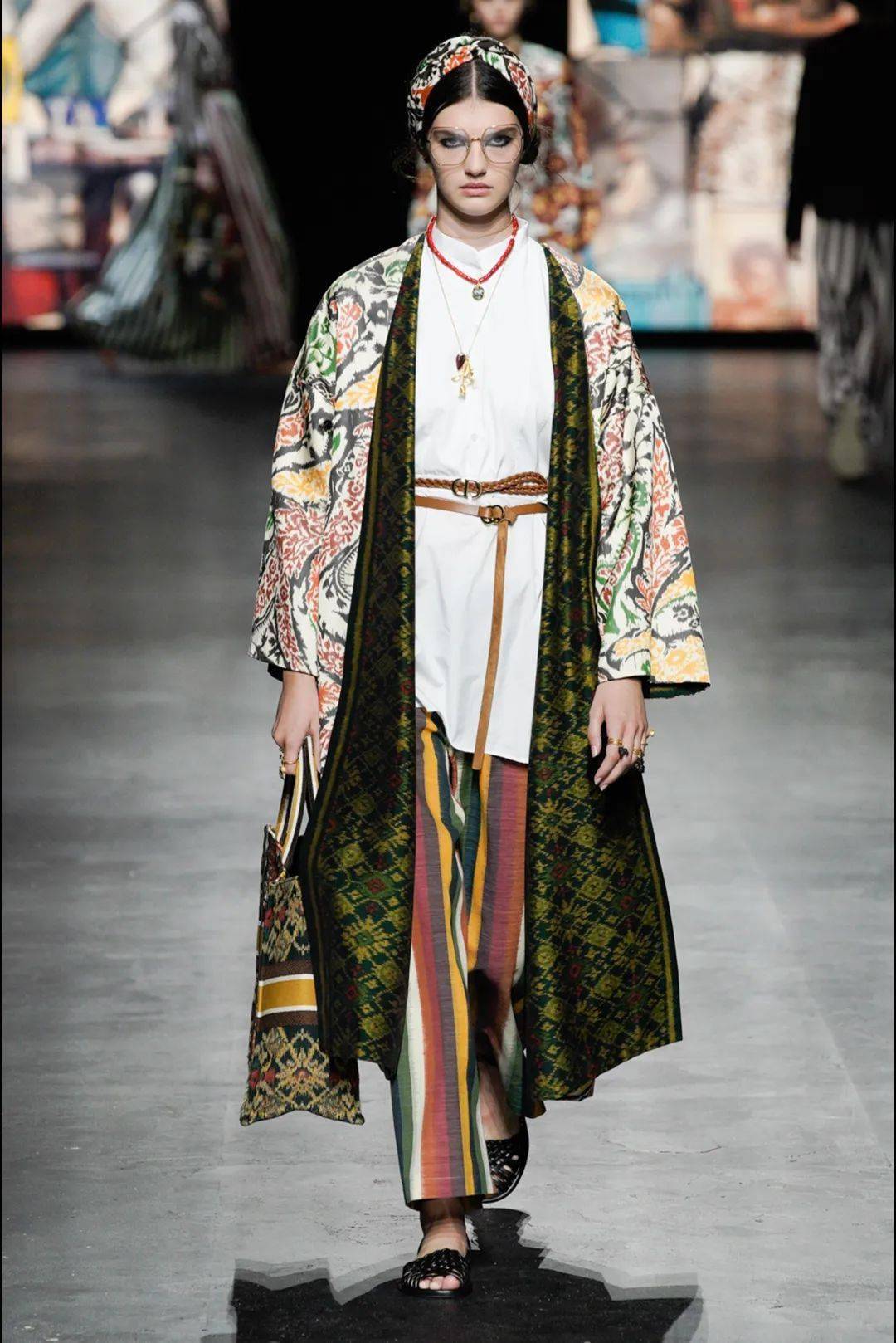 Lucia|让孟美岐、杨采钰都种草的美裙子 据说穿上它才更像“文化人”？