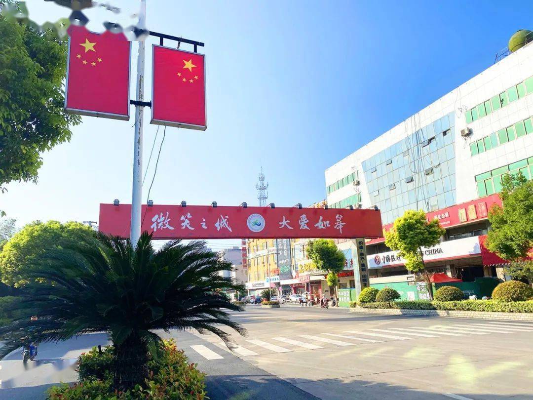 五星红旗迎风飘扬 最美不过"中国红"!