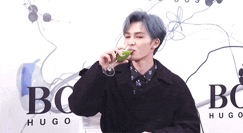 西装|我问一个偶像男星去前女友婚礼穿啥?答:一身荧光绿