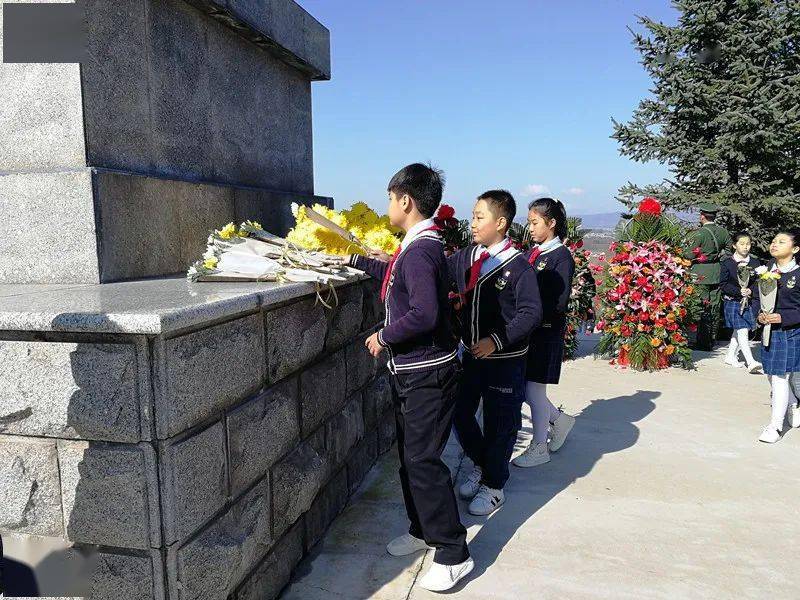 和平小学少先队员参加鸡西市烈士纪念日公祭活动