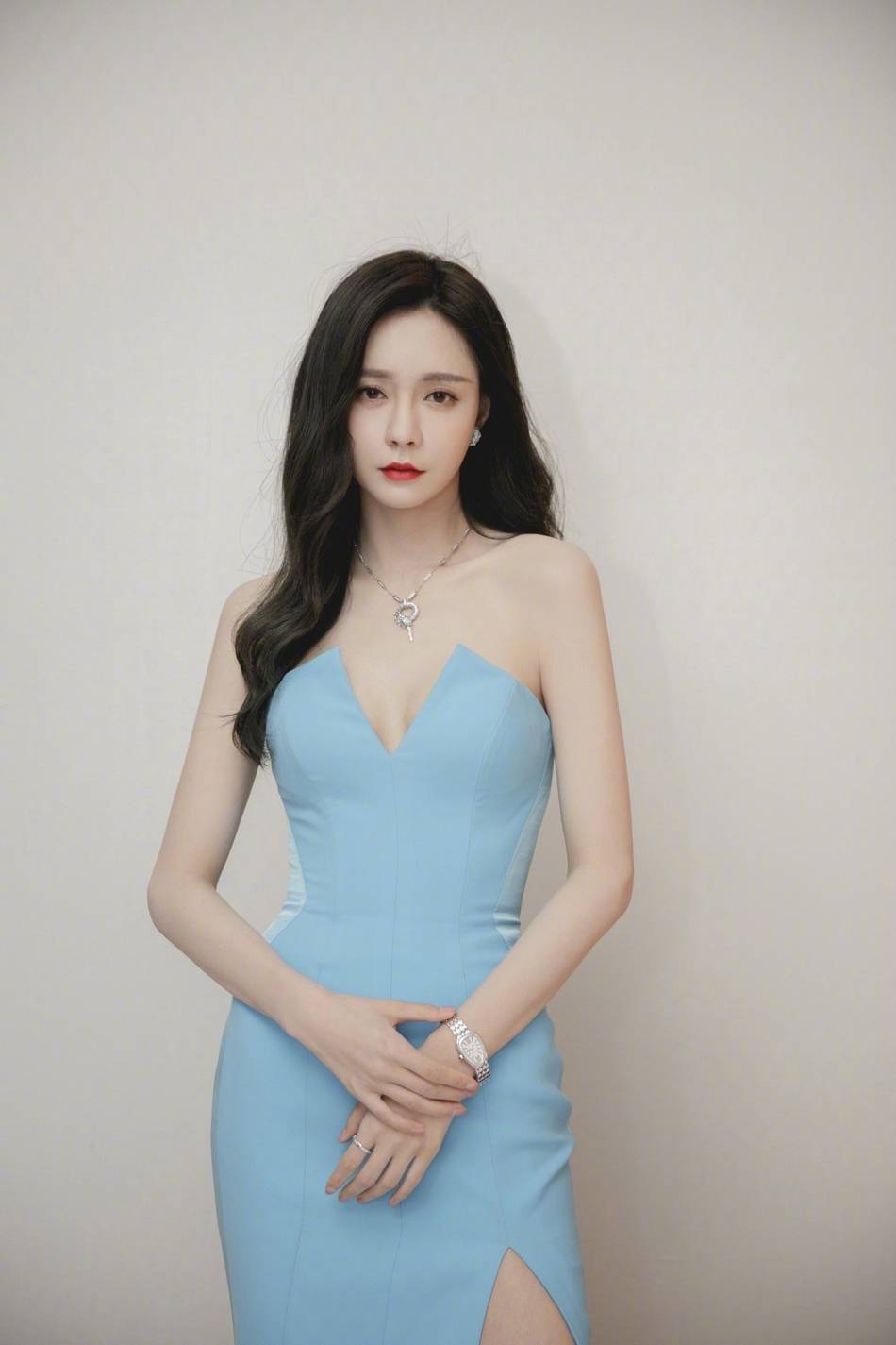 礼服|沈梦辰穿深V礼服勾勒曼妙身材 长发披肩气质温柔