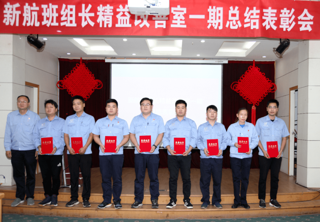 李中海为一期模范学员颁奖