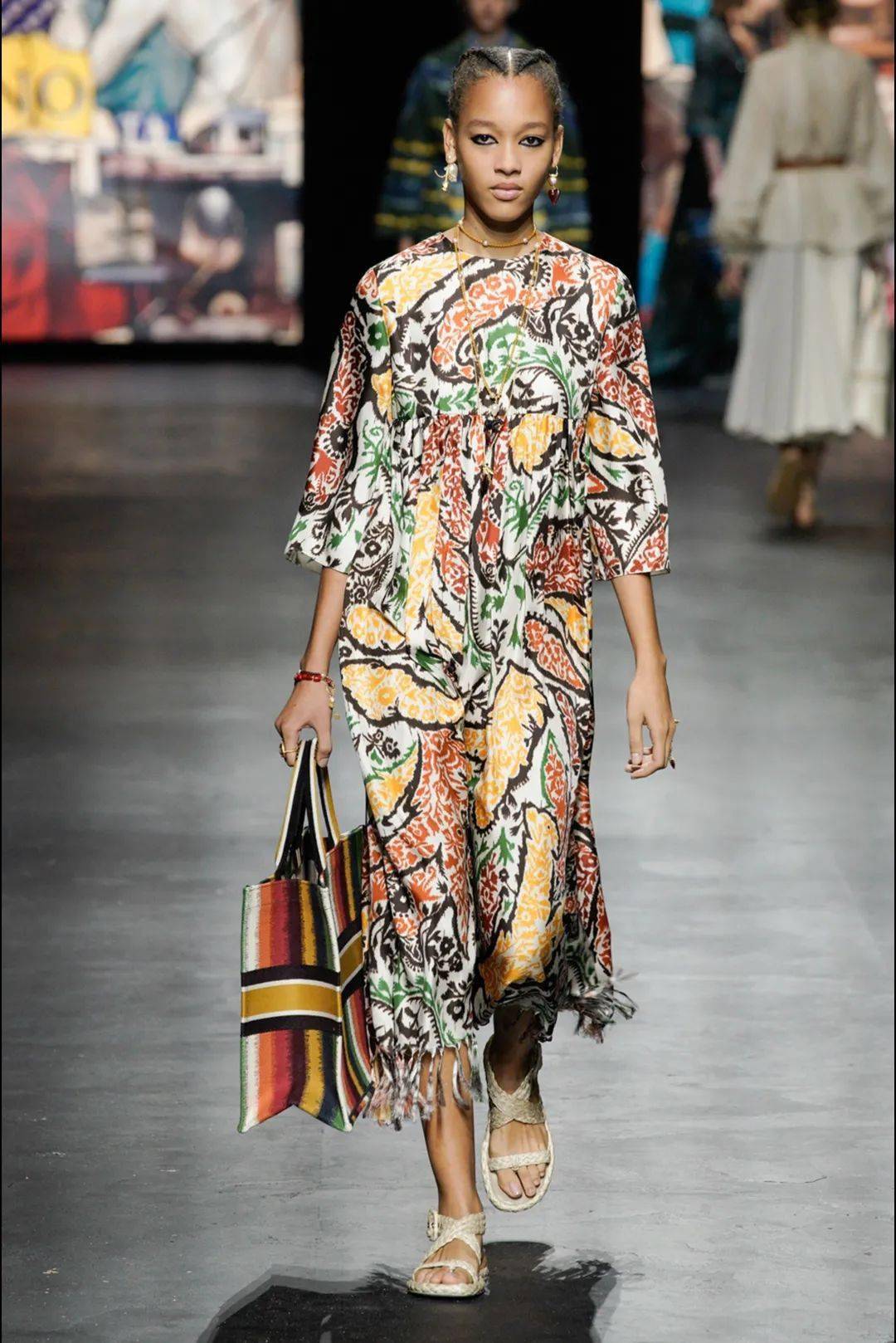 Lucia|让孟美岐、杨采钰都种草的美裙子 据说穿上它才更像“文化人”？