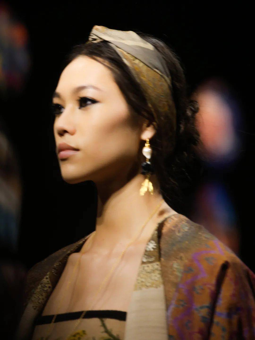 Lucia|让孟美岐、杨采钰都种草的美裙子 据说穿上它才更像“文化人”？