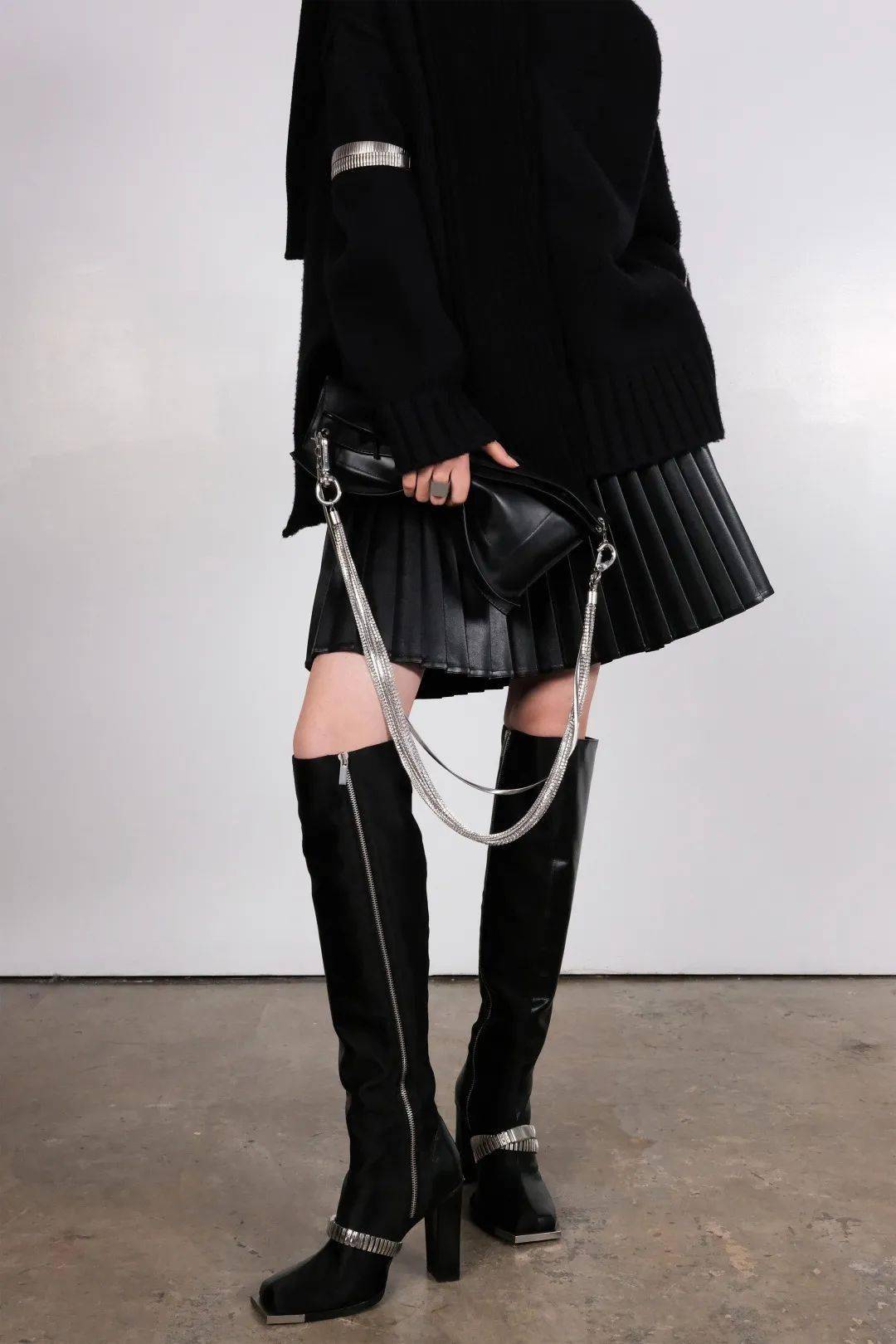 叛逆|他从Celine离职后,创立品牌短短一年火速爆红!新生代叛逆少年的禁欲系极简风~