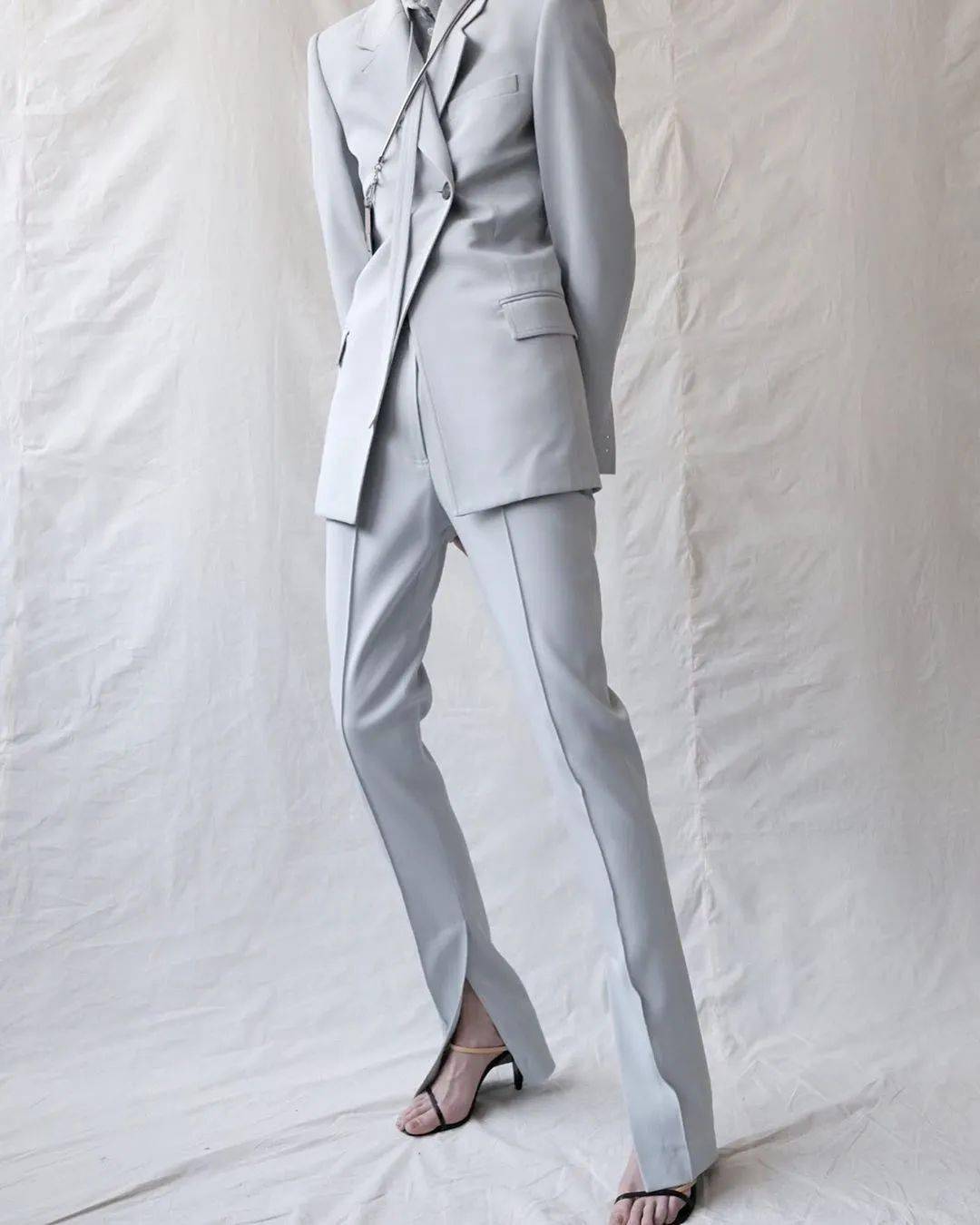 叛逆|他从Celine离职后,创立品牌短短一年火速爆红!新生代叛逆少年的禁欲系极简风~