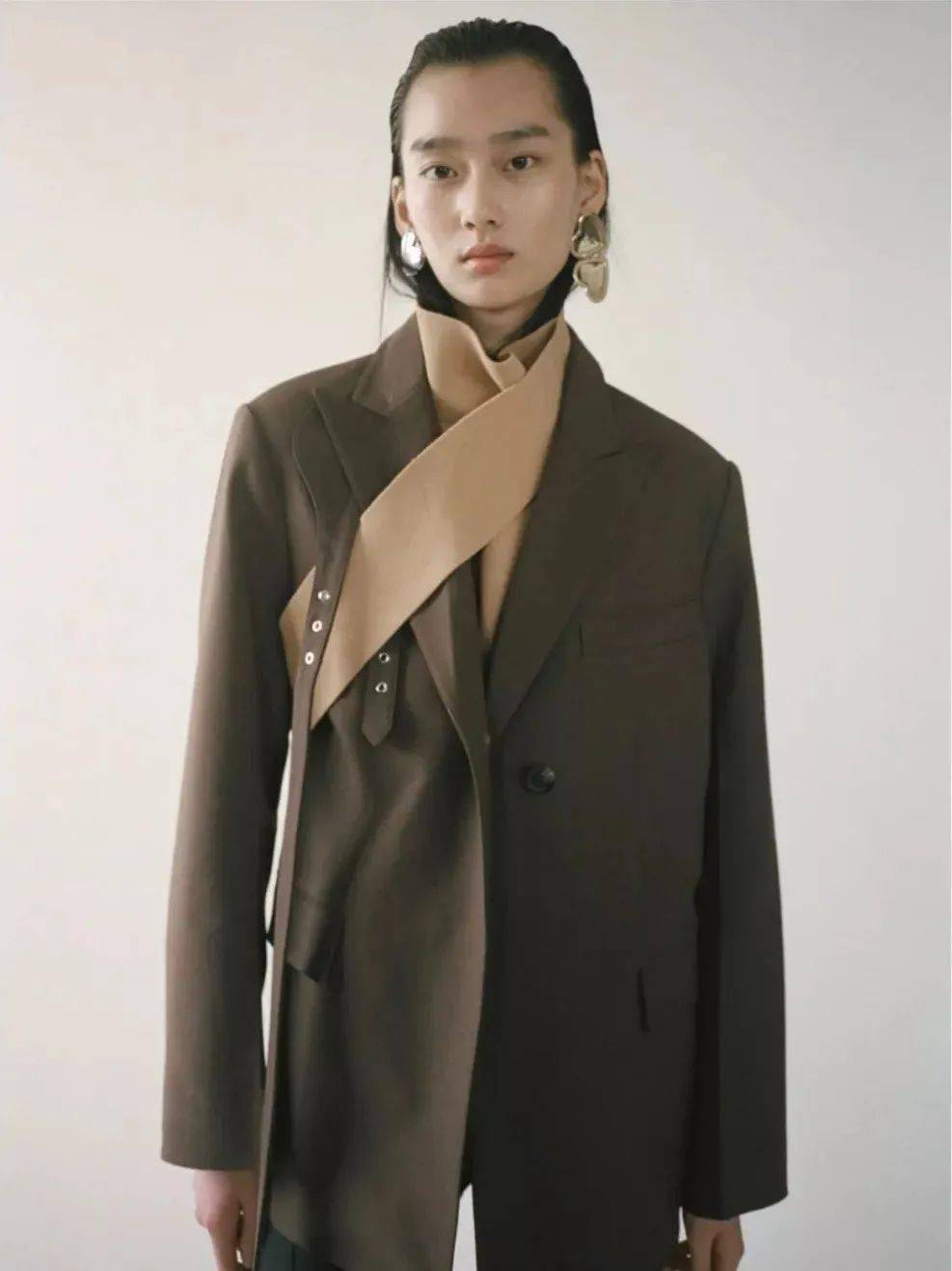 叛逆|他从Celine离职后,创立品牌短短一年火速爆红!新生代叛逆少年的禁欲系极简风~