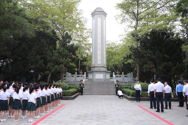 广西梧州缅怀革命先烈向人民英雄致敬