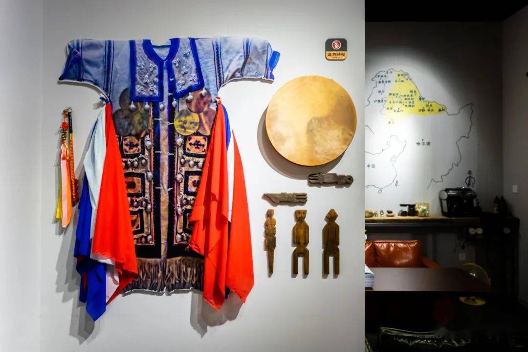 该馆油画作品,是以鄂伦春族的宗教信仰,神话传说,狩猎文化,风景风俗等