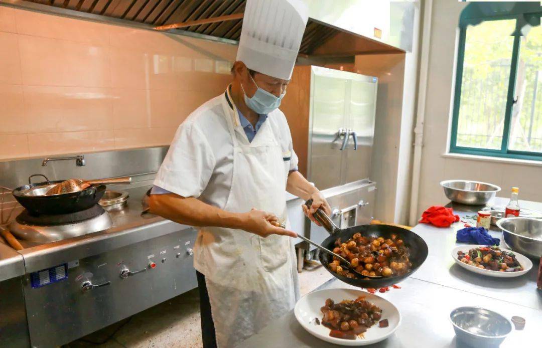 萧山|这些学校食堂的大厨们发力了……一道菜改进了三回！为了让萧山的孩子们喜欢上在学校吃饭