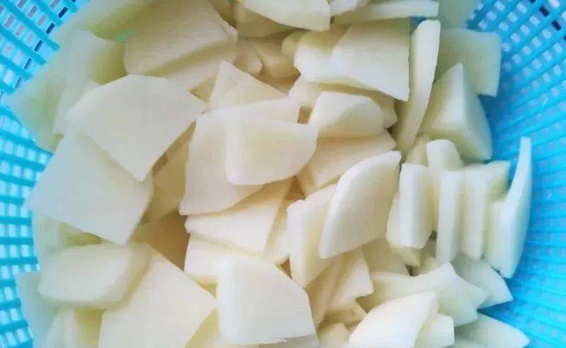 土豆|虽然简单，但下饭下酒都是杠杠的！五花肉炒土豆片