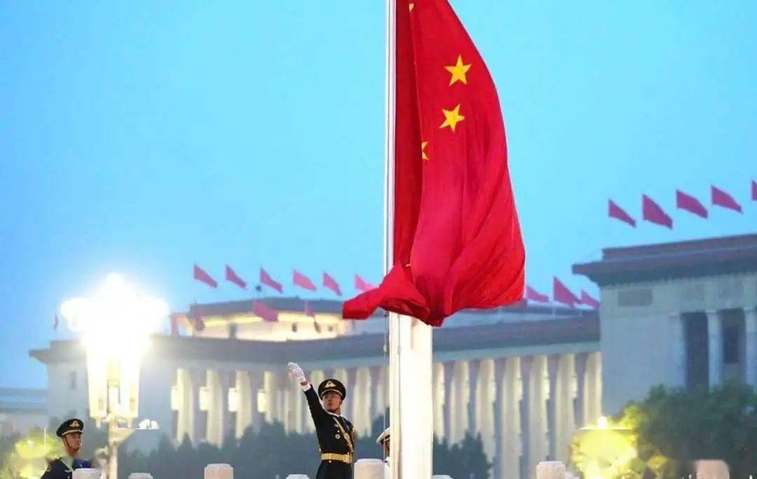 月韵映华 | 五星红旗冉冉升起!伟大的中华人民共和国万岁!
