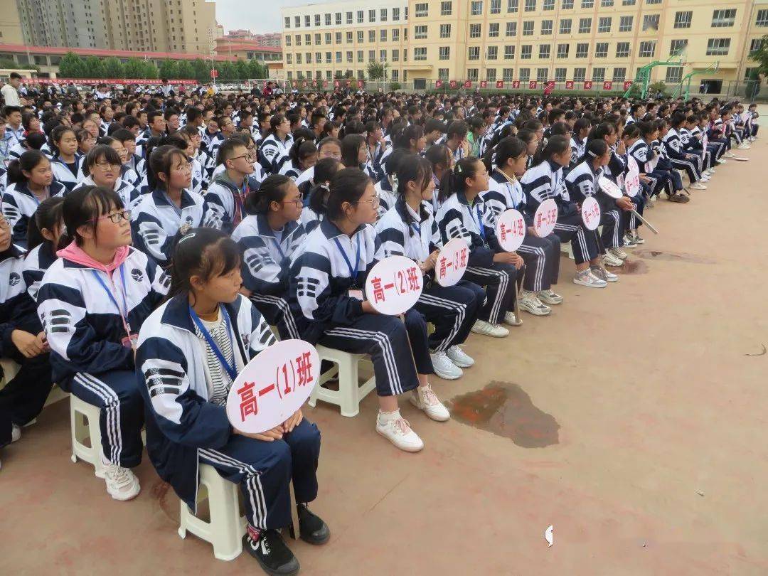 学子竞英姿 弘扬体育精神 师生绘锦绣 彰显艺术才华 ——临洮县文峰