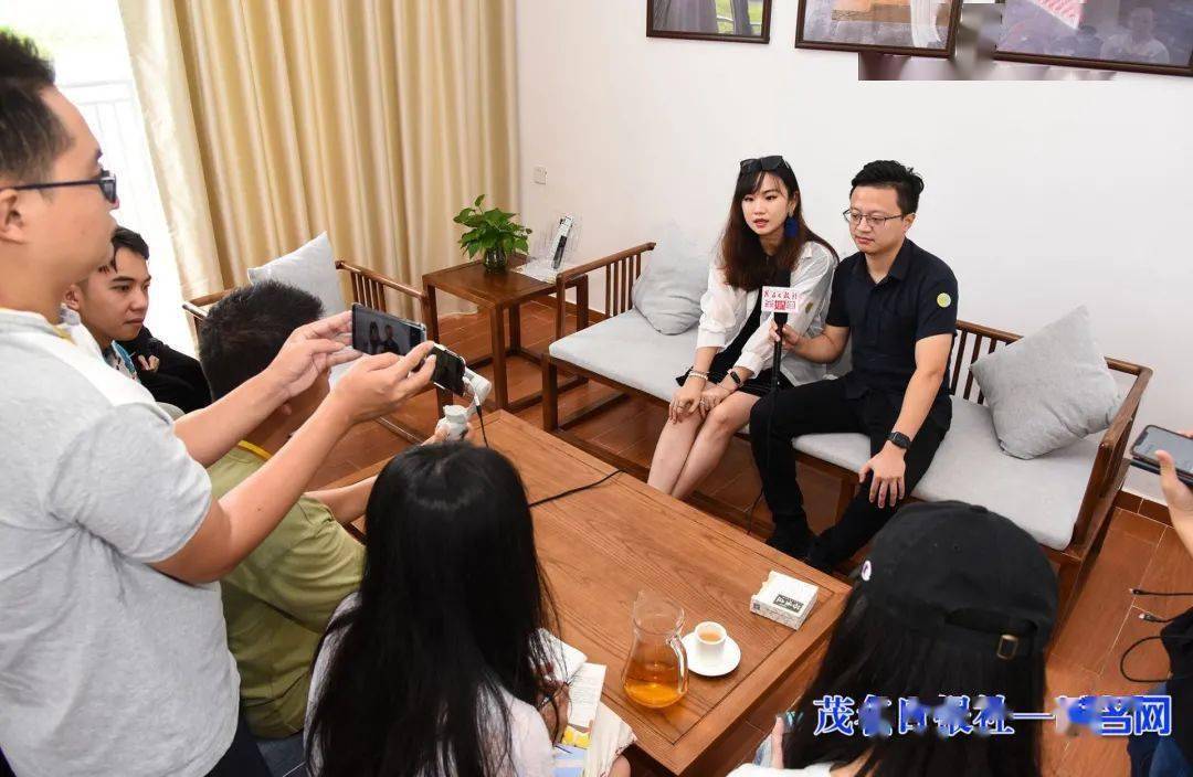 曹量,乔村接受采访.茂名日报社全媒体记者 闵灿 摄