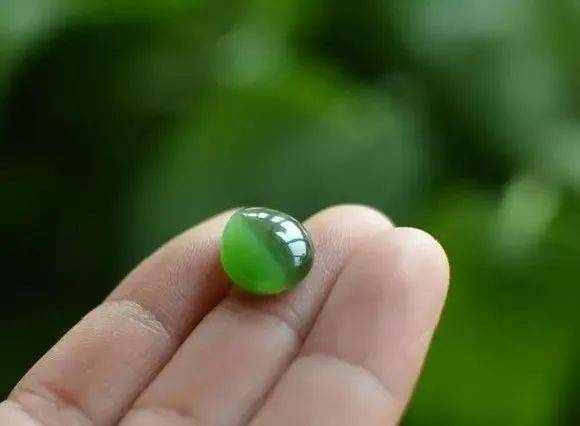 冰底|碧玉还是翡翠?这个玉石有点另类