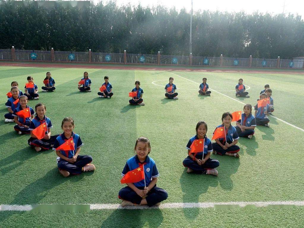 莘县东鲁学校:我和国旗合个影